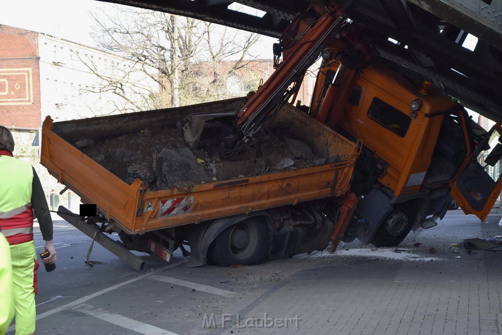 LKW blieb unter Bruecke haengen Koeln Deutz Deutz Muelheimerstr P027.JPG - Miklos Laubert